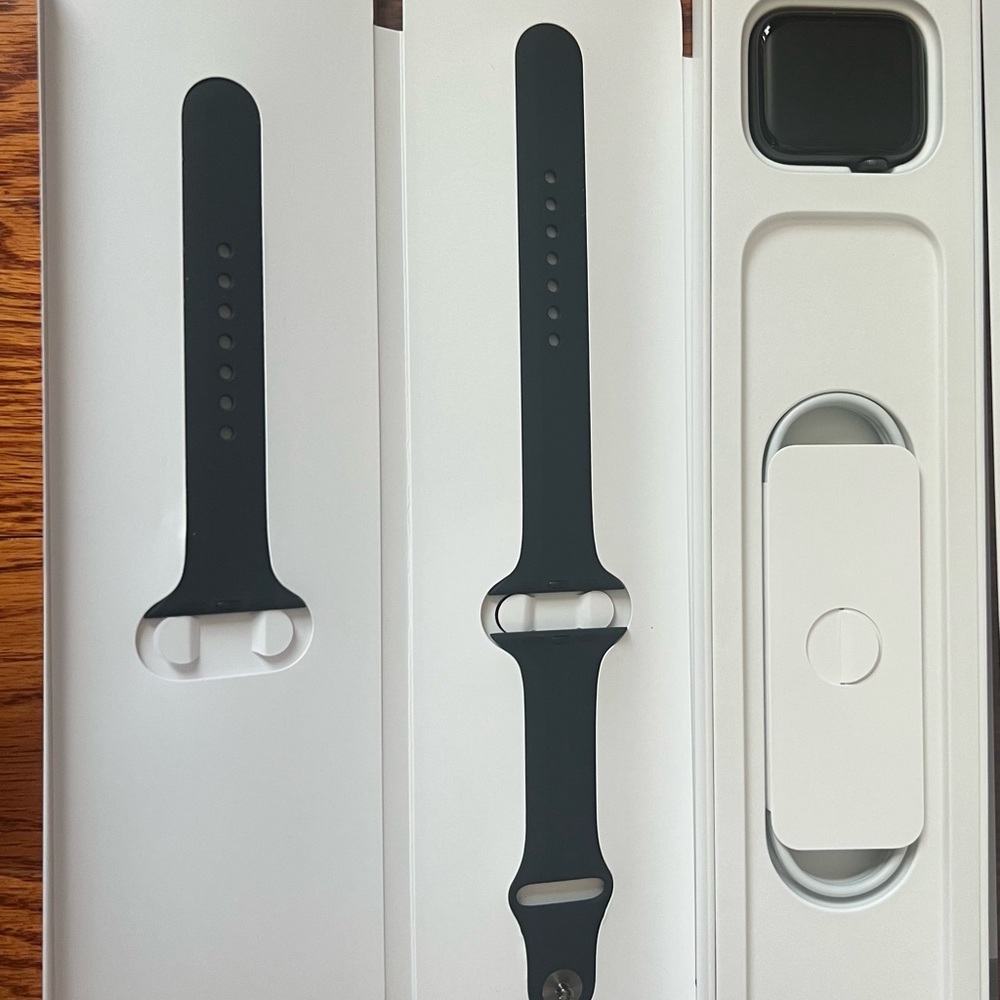 Apple Watch SE Space Gray Aluminum Case with Sport Band (cellular + GPS)